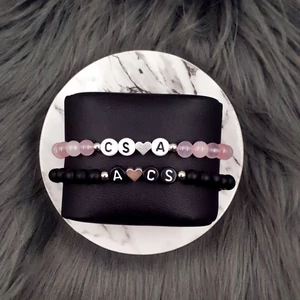 Kép 2/2 - Rózsakvarc &amp; Ónix ásványkarkötőpár betűkkel