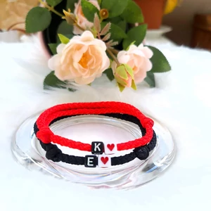 Kép 3/3 - Szerelmi páros zsinór karkötő piros szívecskével