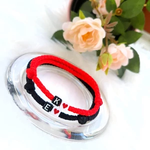 Kép 2/3 - Szerelmi páros zsinór karkötő piros szívecskével