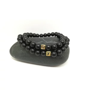 Kép 2/2 - Matt fekete ónix szerelmi karkötőpár arany betűkkel_2