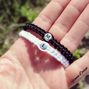 Kép 1/2 - Fekete &amp; Fehér karkötőpár ezüst betűgyöngyös