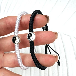 Kép 2/3 - Jin-jang ezüstszín zsinór karkötőpár