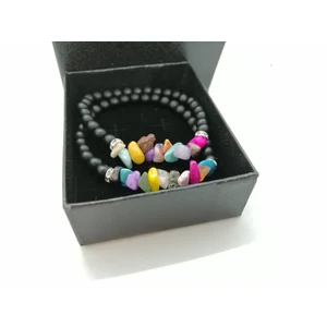 Kép 2/3 - Ónix és apró színes ásványkavicsos karkötő