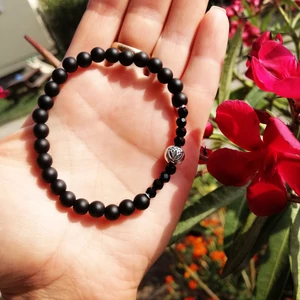 Kép 2/2 - Lótusz medálos ónix karkötő_1