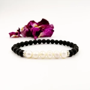 Kép 1/2 - Ónix és tenyésztett igazgyöngy ásványkarkötő