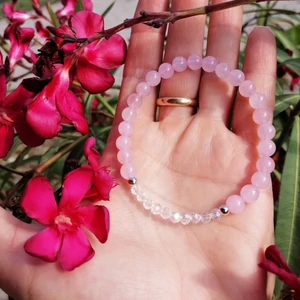 Kép 2/2 - Rózsakvarc ásványkarkötő áttetsző apró kristállyal_1