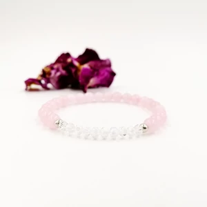 Kép 1/2 - Rózsakvarc ásványkarkötő áttetsző apró kristállyal