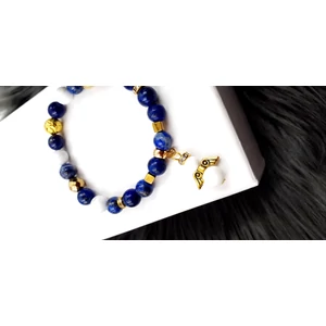 Kép 2/2 - "Kék angyal" kristálykarkötő.  Howlit, arany hematit, és lazurit ásványokbóll készült karkötő, arany szín díszítéssel és egy angyal medállal.