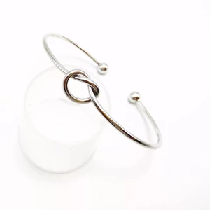 Kép 1/3 - Divatos drót karkötő csomóval "ezüst"