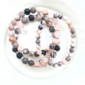 Kép 3/3 - Yvonne Design cseresznyevirág jáspis ásványkarkötő rosegold díszítéssel