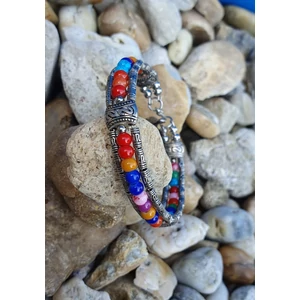 Kép 1/3 - Merev drót karkötő színes gyöngyökkel és toll medállalalacska medállal