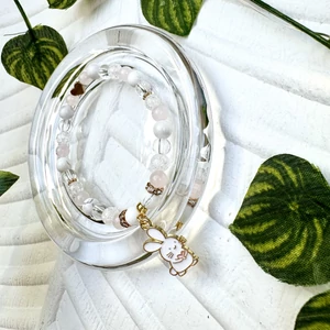 Kép 2/2 - Szívecskés nyuszi medálos ásványkarkötő