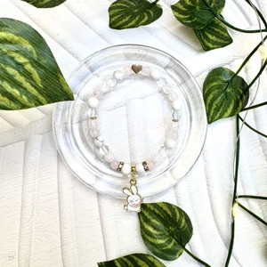 Kép 1/2 - Szívecskés nyuszi medálos ásványkarkötő