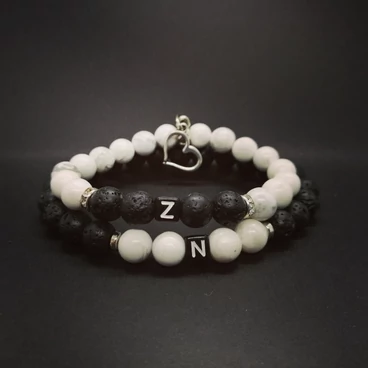 Lávakő &amp; Howlit ásványkarkötőpár betűkkel