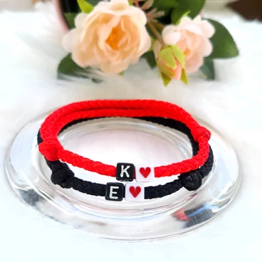 Szerelmi páros zsinór karkötő piros szívecskével