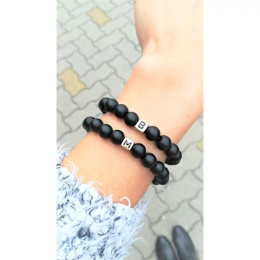 Matt fekete ónix szerelmi karkötőpár arany betűkkel