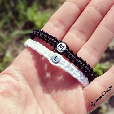 Fekete &amp; Fehér karkötőpár ezüst betűgyöngyös