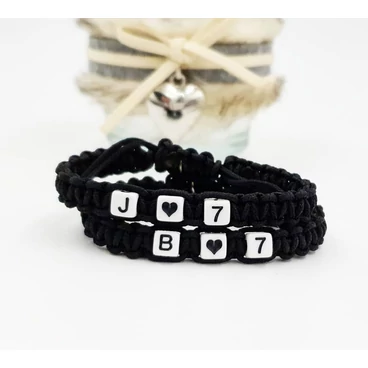 Számos szívecskés betűs karkötőpár