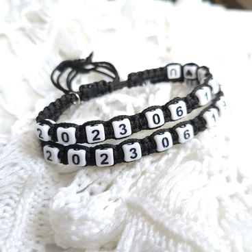 Dátumos szerelmi fonott karkötőpár