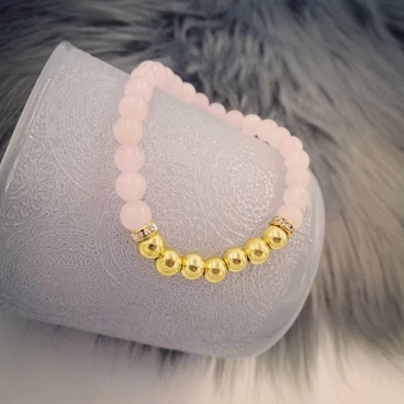 Rózsakvarc ásványkarkötő áttetsző apró kristállyal