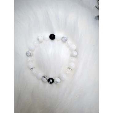 Howlit ásványkarkötő szabadon választható betűvel