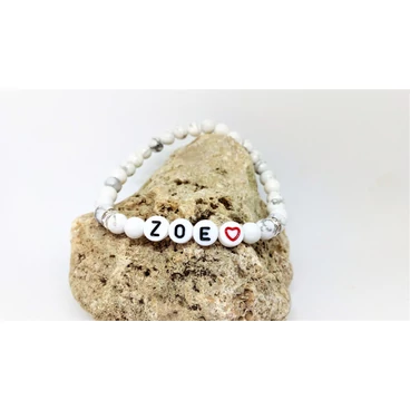Howlit ásványkarkötő névvel és szívecskével