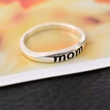 &quot;Mom&quot; feliratos gyűrű 