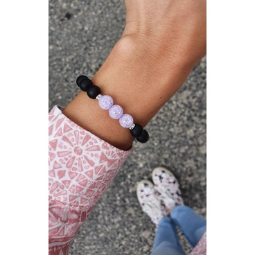 Álomszép lila roppantott hegyikristály ásványkarkötő