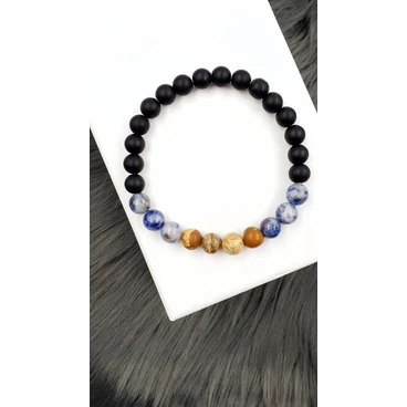Gyönyörű egyedi karkötőfekete ónix, hegyikristály, szodalit és képjáspis  ásványokból készítve. Ezen ásványok kombinációja védi és erősíti a kapcsolatot. Segít megtartani a boldogságot és a kiegyensúlyozott szexuális életet.  Ónix hatása: energia, véd
