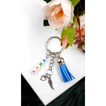 Színes névvel ellátott kulcstartó bojttal 