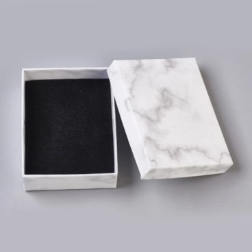 Fehér márványos mintás ajándékdoboz plüss párnával ajándék csomagolás plüss párna ajándék ajándék ötlet díszcsomagolás ékszer csomagolás