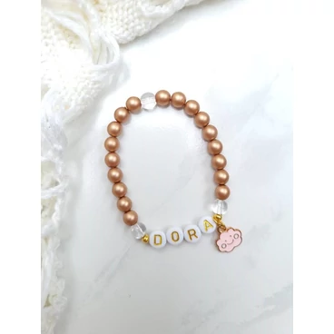 Gyerekkarkötő névvel és felhőcske medállal