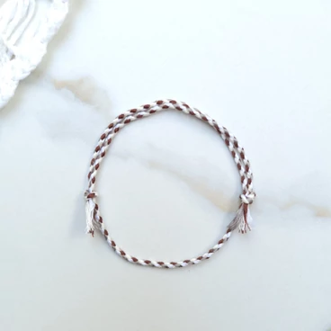 Barna-fehér sodort zsínor karkötő