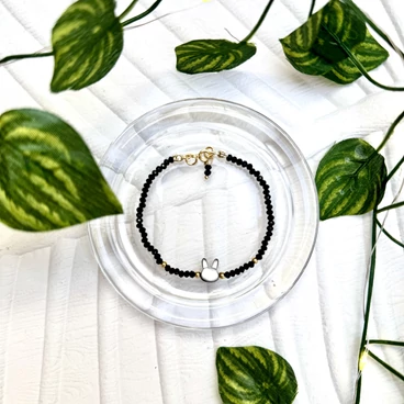 Fekete nyuszi kristálykarkötő