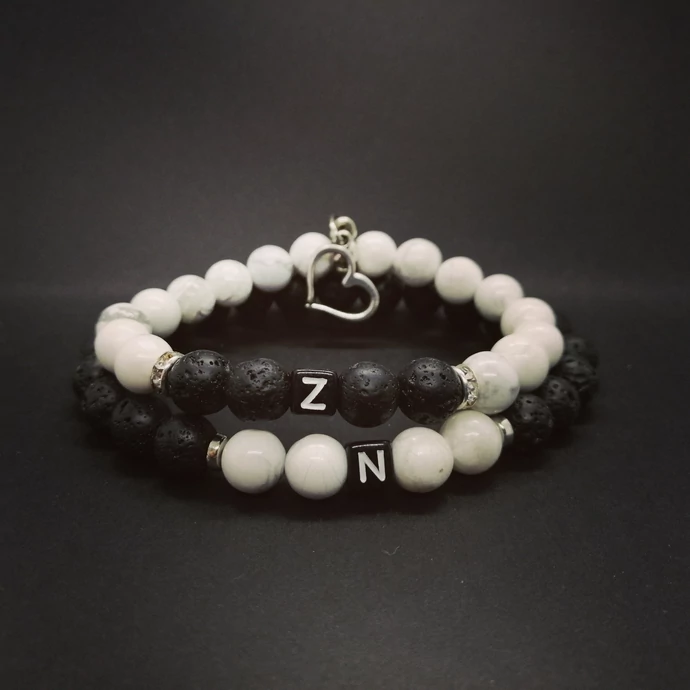 Lávakő &amp; Howlit ásványkarkötőpár betűkkel