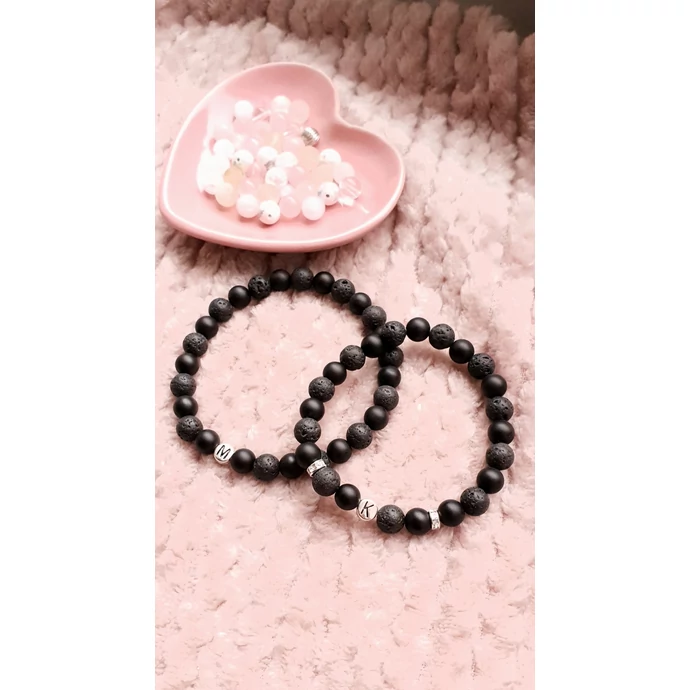 Lávakő-ónix ásványkarkötőpár betűkkel