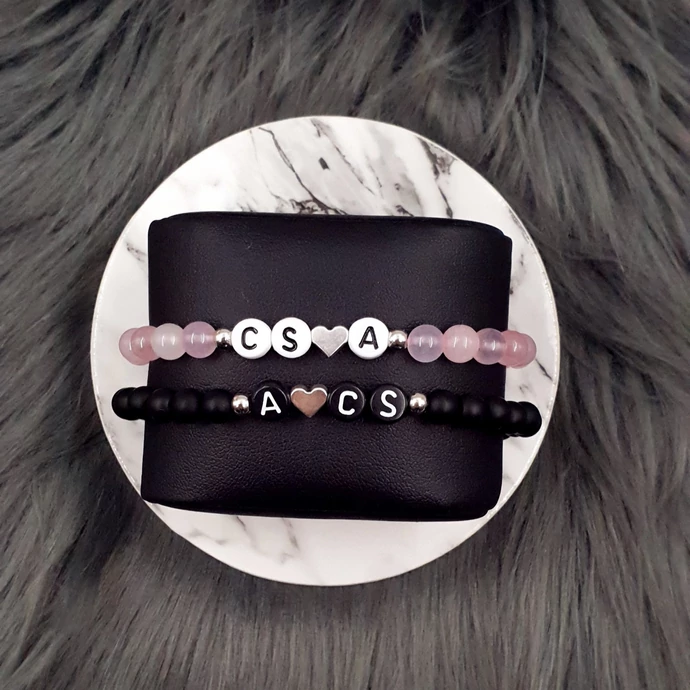 Rózsakvarc &amp; Ónix ásványkarkötőpár betűkkel