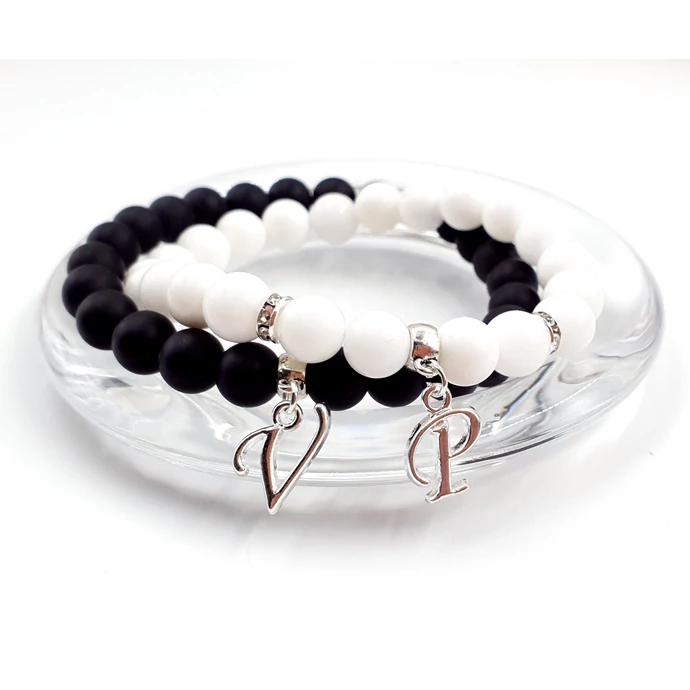 Betű medálos ónix-tejkvarc szerelmi karkötőpár