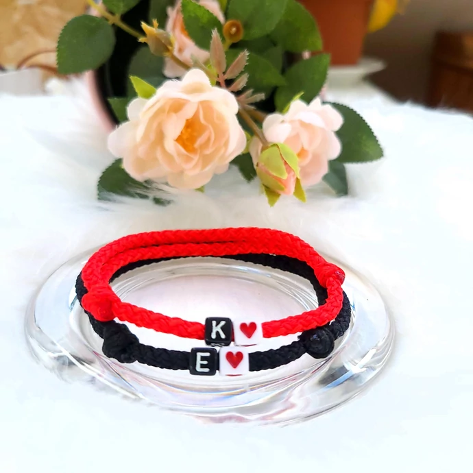 Szerelmi páros zsinór karkötő piros szívecskével