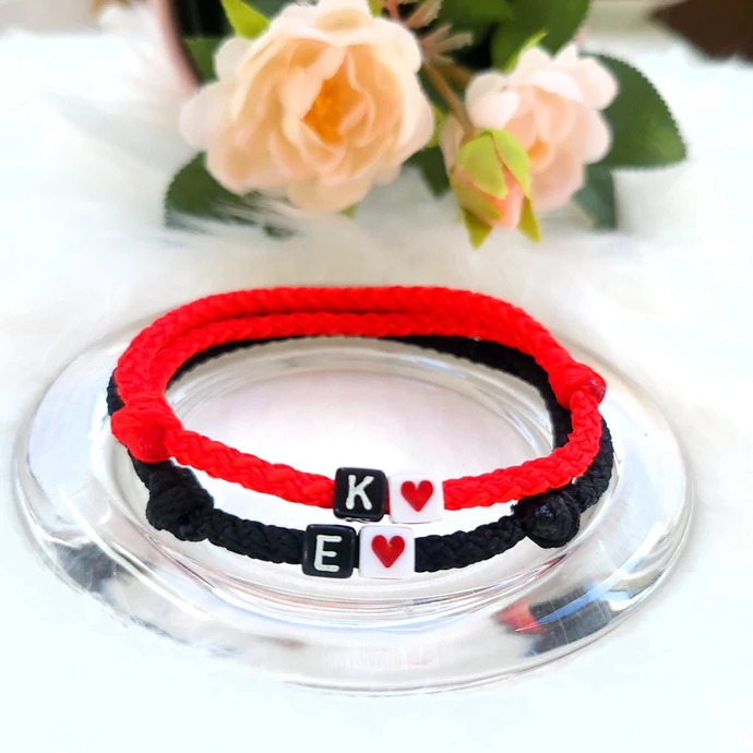 Szerelmi páros zsinór karkötő piros szívecskével