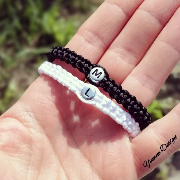 Fekete &amp; Fehér karkötőpár ezüst betűgyöngyös