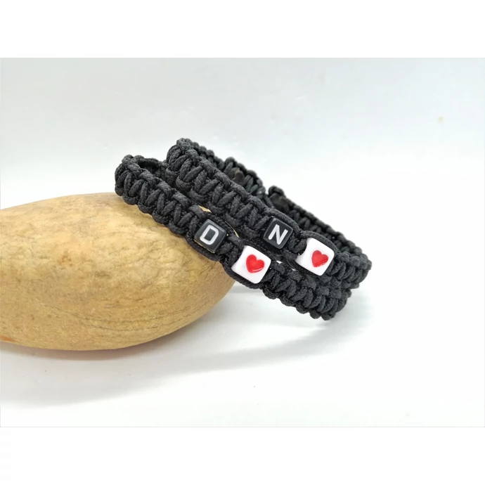 Szerelmi karkötőpár betűkkel és piros szívvel