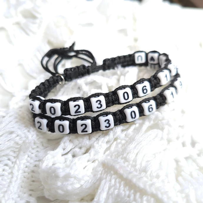 Dátumos szerelmi fonott karkötőpár