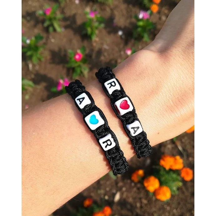 Szerelmi parakord karkötő betűkkel szivecskével