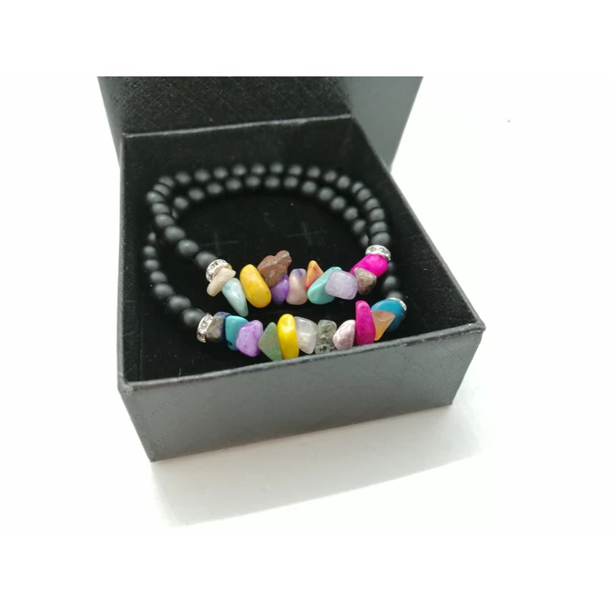 Ónix és apró színes ásványkavicsos karkötő