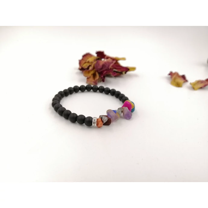 Ónix és apró színes ásványkavicsos karkötő