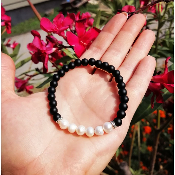 Ónix és tenyésztett igazgyöngy ásványkarkötő_1