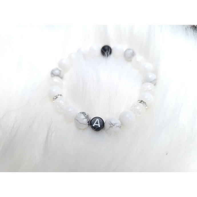 Howlit ásványkarkötő szabadon választható betűvel