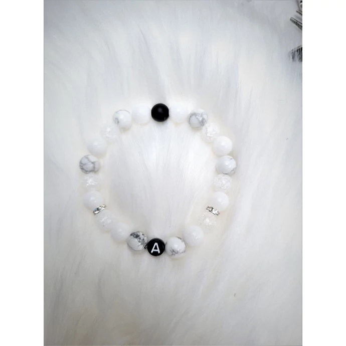 Howlit ásványkarkötő szabadon választható betűvel