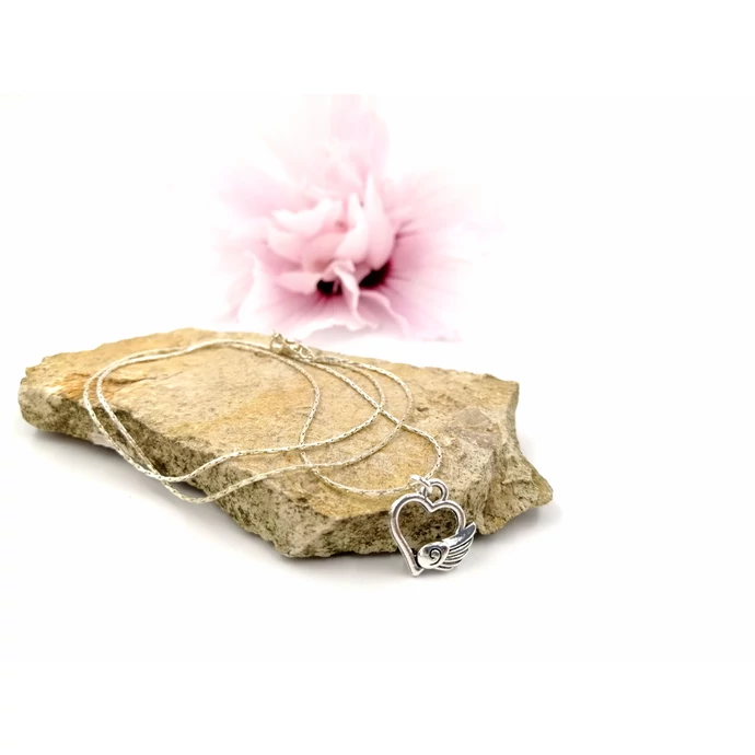 Ezüstözött  nyaklánc szárnyaló szívecske medállal
